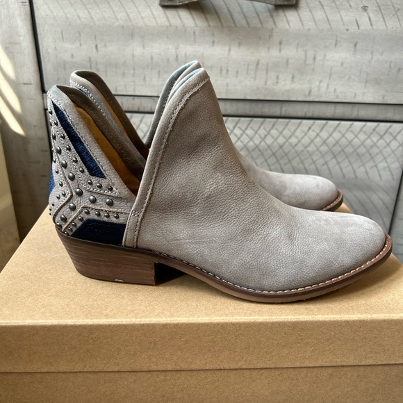 Lucky Brand boots style LK-Kambray2 in Driftwood Cotia - Picture 4 of 9